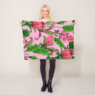 Mooie tropische groene bladeren met rode bloemen   fleece deken