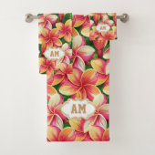 Mooie Tropische Roze Bloemen en Monogram Bad Handdoek (Insitu)