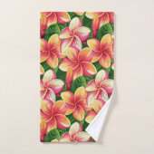 Mooie tropische roze bloemen op Forest Green Bad Handdoek (Handdoek)
