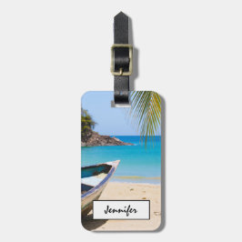 Mooie Tropische strand met een roeiboot Bagagelabel