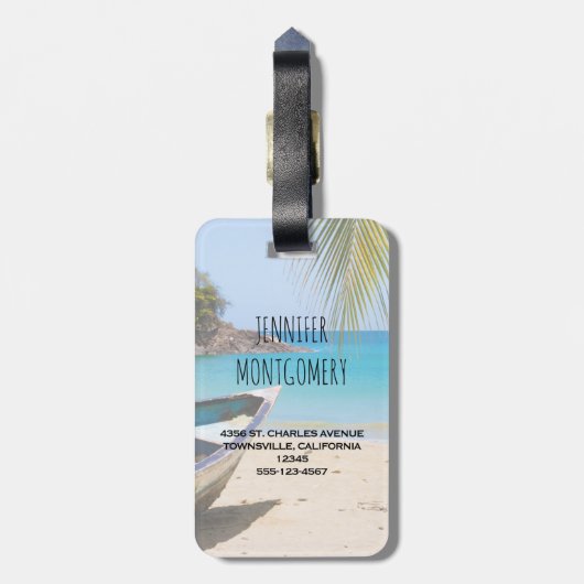 Mooie Tropische strand met een roeiboot Bagagelabel (Achterkant verticaal)