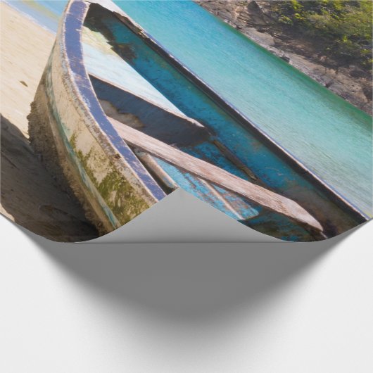 Mooie Tropische strand met een roeiboot Cadeaupapier (Hoek)