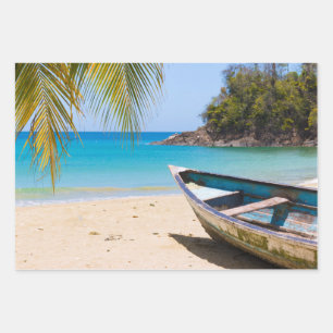 Mooie Tropische strand met een roeiboot Inpakpapier Vel