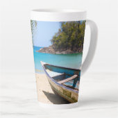 Mooie Tropische strand met een roeiboot Latte Mok (Rechterhoek)