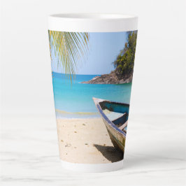 Mooie Tropische strand met een roeiboot Latte Mok