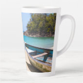 Mooie Tropische strand met een roeiboot Latte Mok (Rechts)