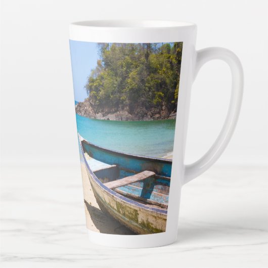 Mooie Tropische strand met een roeiboot Latte Mok (Rechts)