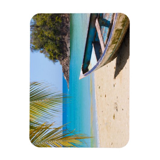 Mooie Tropische strand met een roeiboot Magneet (Verticaal)