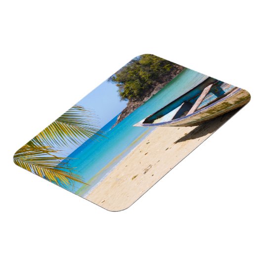 Mooie Tropische strand met een roeiboot Magneet (Linkerzijde)