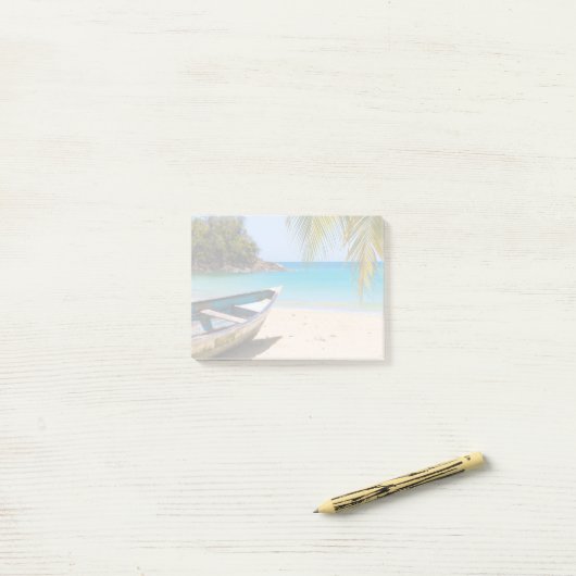 Mooie Tropische strand met een roeiboot Post-it® Notes (Op bureau)