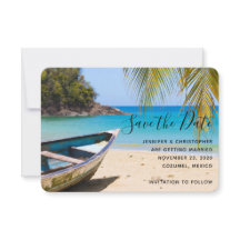 Mooie Tropische strand met een roeiboot