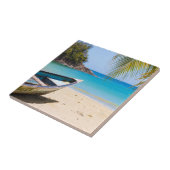 Mooie Tropische strand met een roeiboot Tegeltje (Zijkant)
