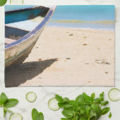 Mooie Tropische strand met een roeiboot Theedoek (Gevouwen)