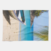 Mooie Tropische strand met een roeiboot Theedoek (Horizontaal)