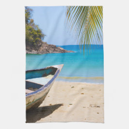 Mooie Tropische strand met een roeiboot Theedoek