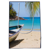 Mooie Tropische strand met een rowboot op zaterdag Medium Cadeauzakje (Achterkant)