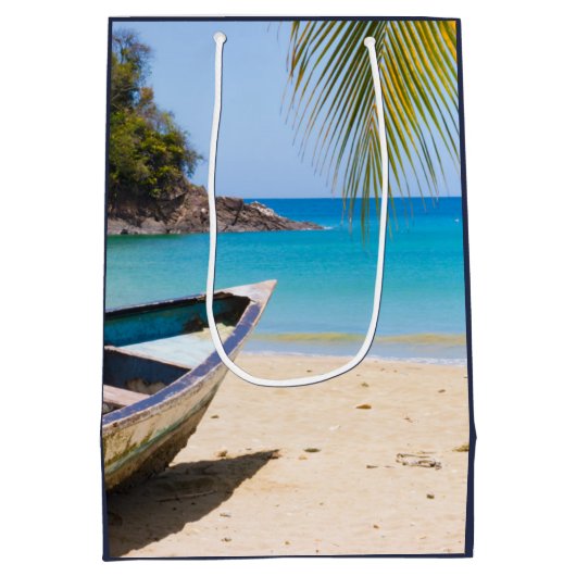 Mooie Tropische strand met een rowboot op zaterdag Medium Cadeauzakje (Achterkant)