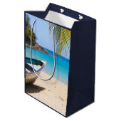 Mooie Tropische strand met een rowboot op zaterdag Medium Cadeauzakje (Achterkant Gekanteld)