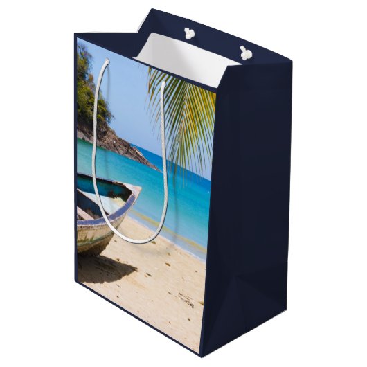 Mooie Tropische strand met een rowboot op zaterdag Medium Cadeauzakje (Achterkant Gekanteld)