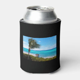 Mooie tropische strand winderige palmboom blikjeskoeler