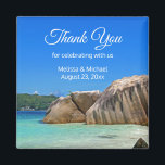 Mooie tropische Zee Rocky Coast Weddenschap Magneet<br><div class="desc">Een bruiloft dank je magnet met een foto van een Turquoise blauw oceaanstrand met grote rotsen verspreid over de kust. Heldere en zonnige tropische scène.</div>