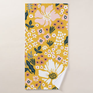 Mooie tuinbloemen op gele achtergrond. Zee Badhanddoek