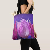Mooie tulpen op een canvas tas (Dichtbij)