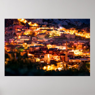 Mooie uitzicht Goreme 's nachts. Bekend centrum va Poster