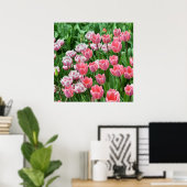 Mooie uitzicht op veld van roze tulpen poster (Thuiskantoor)