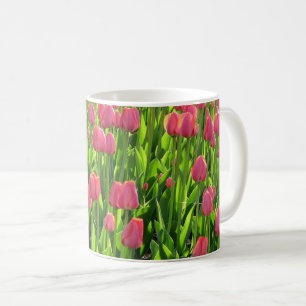 Mooie velden met roze tulpen koffiemok