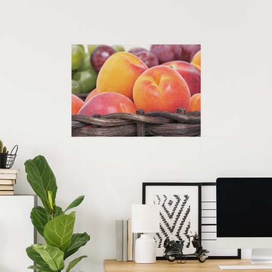 Mooie verse vruchten in een mand poster (Thuiskantoor)