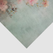 Mooie, versleten roze bloemen op de rand van tissuepapier (Detail)