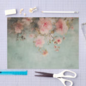 Mooie, versleten roze bloemen op de rand van tissuepapier (Craft)