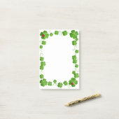 Mooie vierbladige klavers en lieveheersbeestjes post-it® notes (Op bureau)