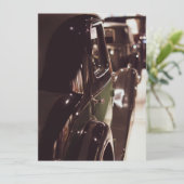 Mooie vintage klassieke autoshowroom (Staand voorkant)