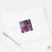 Mooie violette bloem omhuld in kristalglas vierkante sticker (Envelop)