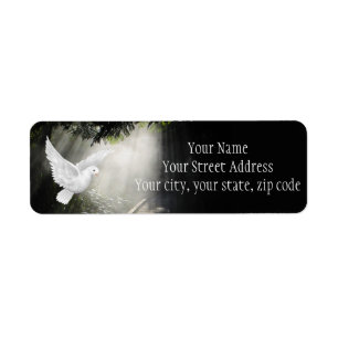 Mooie vliegende duif in zonlicht etiket