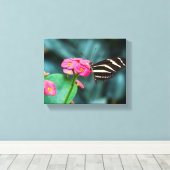 Mooie vlinder op een roze bloem canvas afdruk (Insitu (Houten vloer))