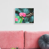 Mooie vlinder op een roze bloem canvas afdruk (Insitu (Woonkamer))