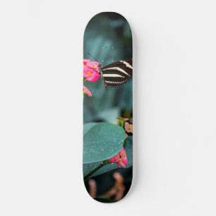 Mooie vlinder op een roze bloem persoonlijk skateboard