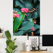 Mooie vlinder op een roze bloem poster (Thuiskantoor)