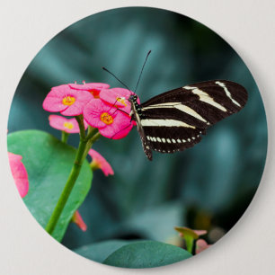 Mooie vlinder op een roze bloem ronde button 6,0 cm
