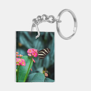 Mooie vlinder op een roze bloem sleutelhanger