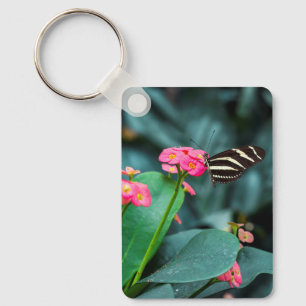 Mooie vlinder op een roze bloem sleutelhanger