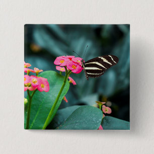 Mooie vlinder op een roze bloem vierkante button 5,1 cm