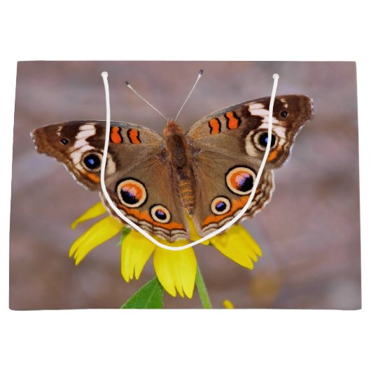 Mooie vlinder op gele bloem groot cadeauzakje (Voorkant)