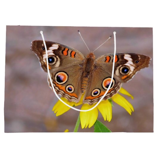 Mooie vlinder op gele bloem groot cadeauzakje (Achterkant)