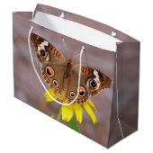 Mooie vlinder op gele bloem groot cadeauzakje (Achterkant Gekanteld)
