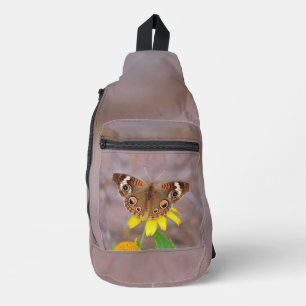 Mooie vlinder op gele bloem sling bag