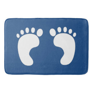 Mooie voetafdrukken op blauw badmat
